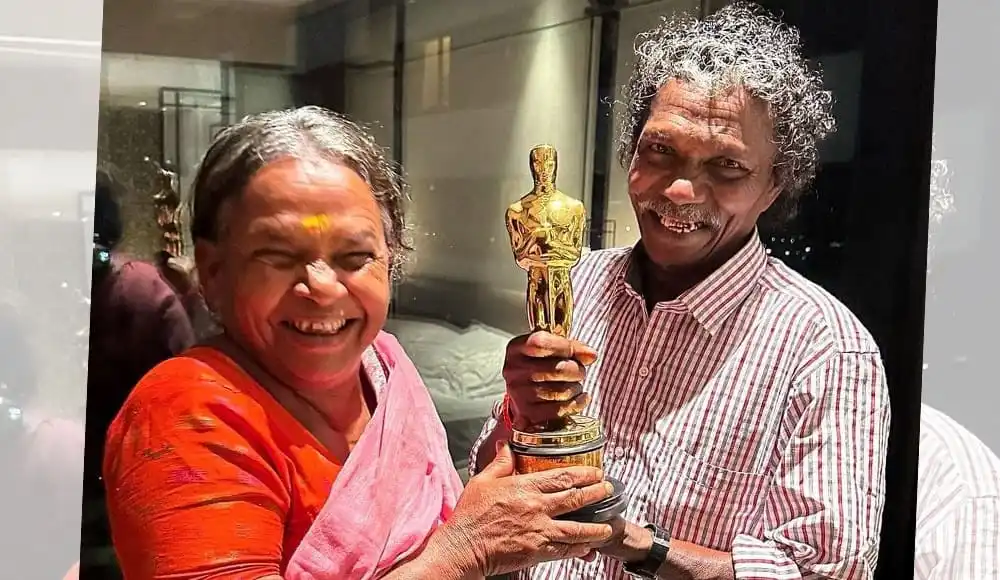 একজন নারী ও একজন পুরুষ হাসিমুখে অস্কার ট্রফি গ্রহণ করছেন. Channel i News - চ্যানেল আই নিউজ