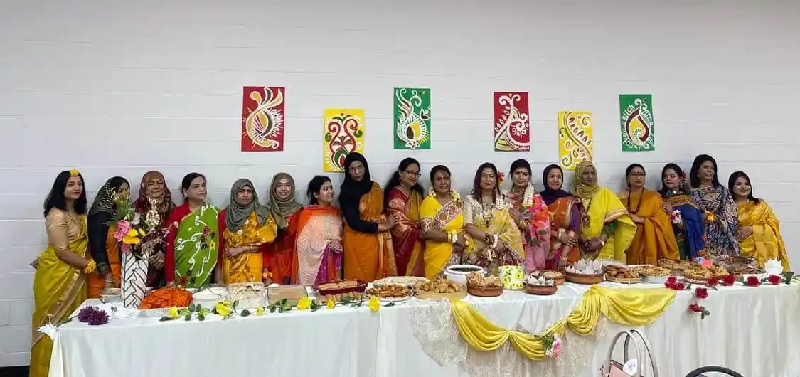 বাংলাদেশি নারীরা পিঠা উৎসব উদযাপন করছে. Channel i News - চ্যানেল আই নিউজ