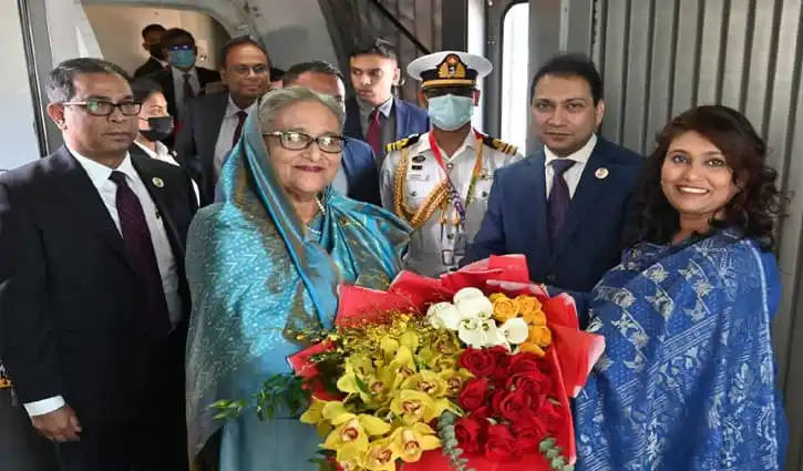 প্রধানমন্ত্রী কাতারে পৌঁছেছেন, শুভেচ্ছা ও ফুলের তোড়া গ্রহণ করছেন. Channel i News - চ্যানেল আই নিউজ