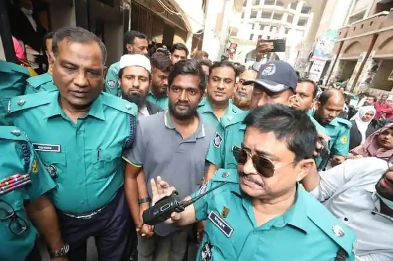 পুলিশের একজন কর্মকর্তা সাংবাদিকদের ভয় দেখাচ্ছেন, বেশ কিছু পুলিশ সদস্য উপস্থিত. Channel i News - চ্যানেল আই নিউজ