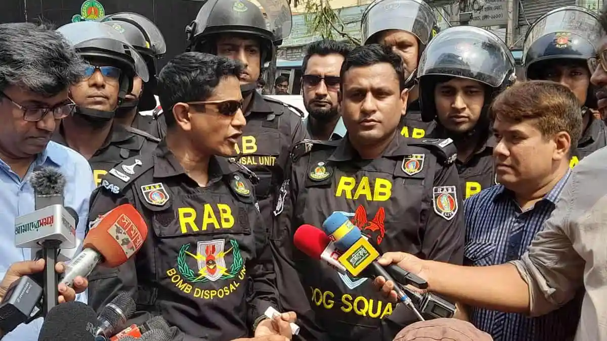 র্যাবের কর্মকর্তারা সংবাদ সম্মেলনে বক্তব্য দিচ্ছেন. Channel i News - চ্যানেল আই নিউজ