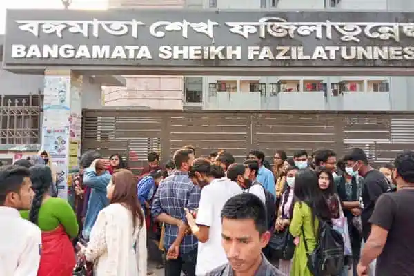 রাবি ক্যাম্পাসে শিক্ষার্থীদের ভিড়, ছাত্র উপদেষ্টা অবরুদ্ধ. Channel i News - চ্যানেল আই নিউজ