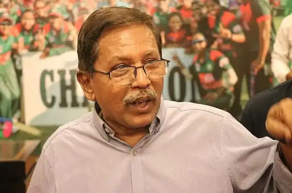 রকিবুল হাসান বক্তৃতা দিচ্ছেন, পেছনে দর্শক ও কর্মীরা. Channel i News - চ্যানেল আই নিউজ