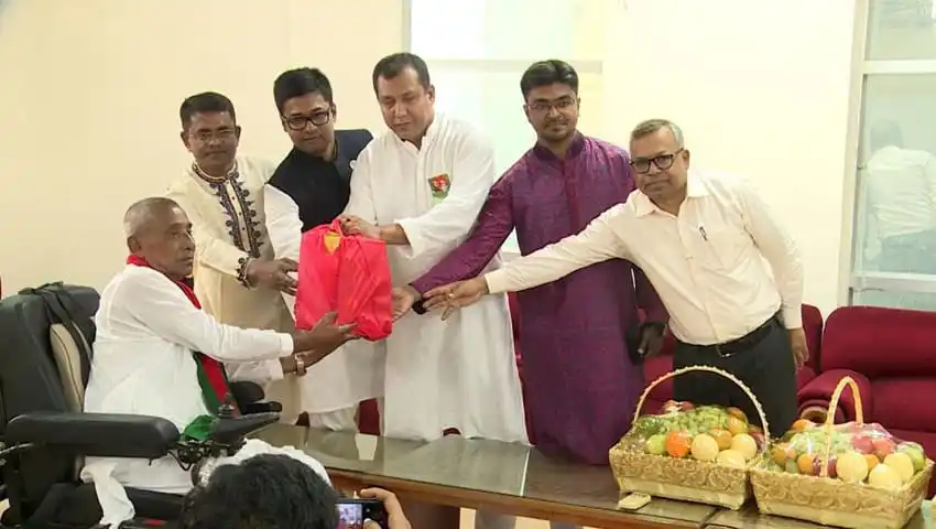 প্রধানমন্ত্রী বীর মুক্তিযোদ্ধাদের জন্য উপহার প্রদান করছেন. Channel i News - চ্যানেল আই নিউজ
