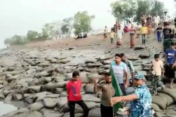 নদীতে জেলের মরদেহ উদ্ধার, স্থানীয়রা দেখছে. Channel i News - চ্যানেল আই নিউজ