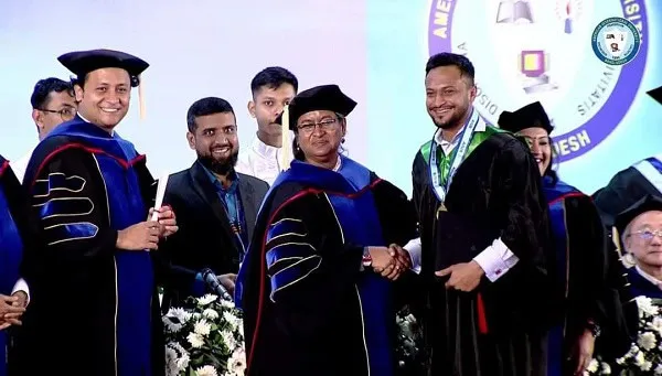 স্নাতকোত্তর ডিগ্রি গ্রহণের সময় শিক্ষার্থীদের শুভেচ্ছা ও অভিনন্দন. Channel i News - চ্যানেল আই নিউজ