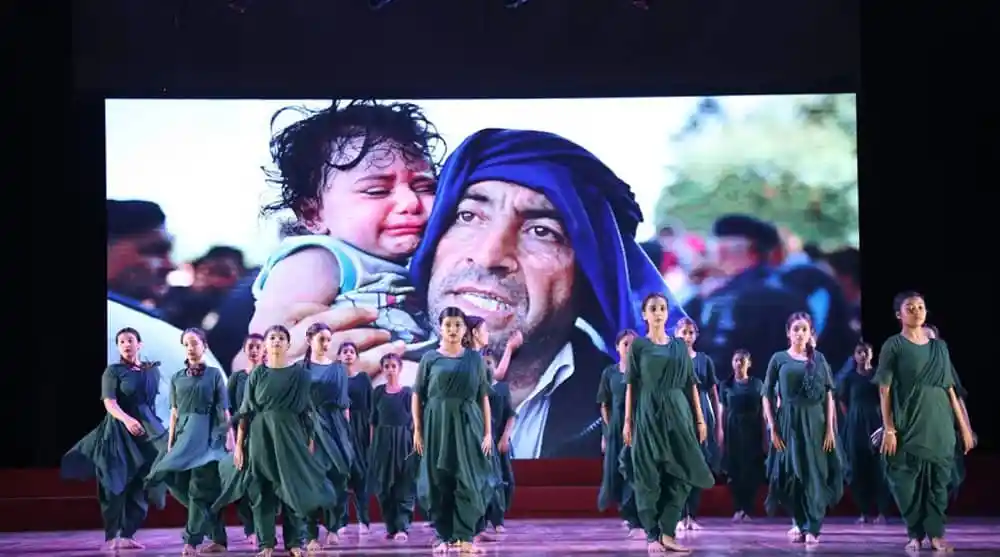 শিল্পকলায় প্রশিক্ষণ কর্মশালার অংশগ্রহণকারীরা নাচের পারফরম্যান্স করছে. Channel i News - চ্যানেল আই নিউজ