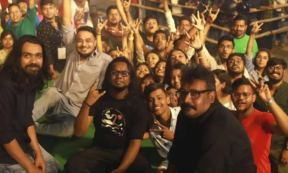 চ্যানেল আই অনলাইন দলের সদস্যরা একত্রে আনন্দে মেতে উঠেছেন. Channel i News - চ্যানেল আই নিউজ