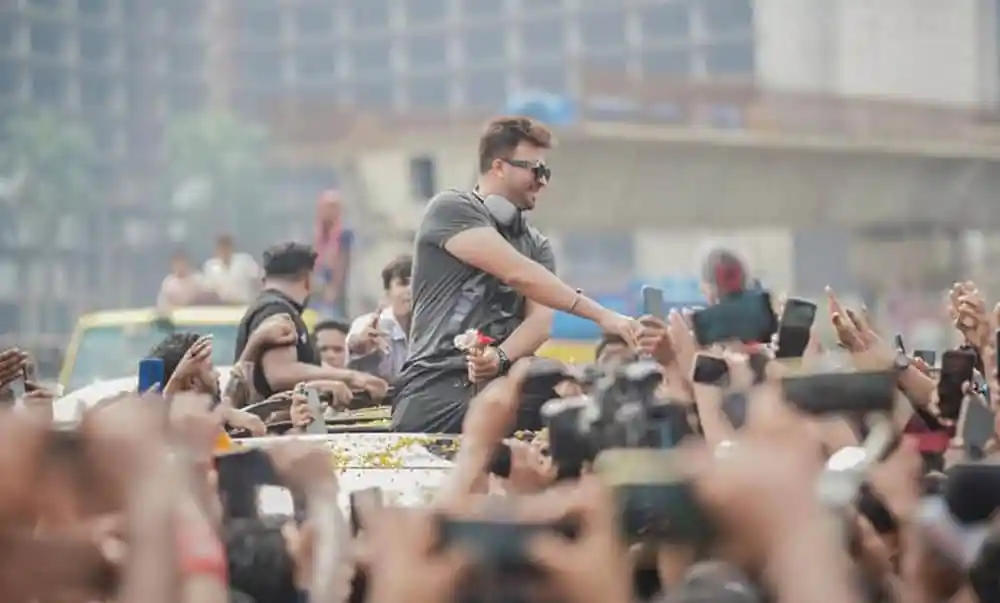 শাকিবের সমর্থকদের সঙ্গে জনসমাগমে উপস্থিত অভিনেতা. Channel i News - চ্যানেল আই নিউজ