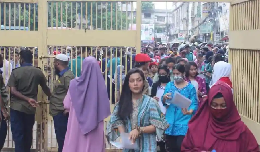 বিশ্ববিদ্যালয় ভর্তি জন্য ছাত্রছাত্রীদের দীর্ঘ লাইন. Channel i News - চ্যানেল আই নিউজ