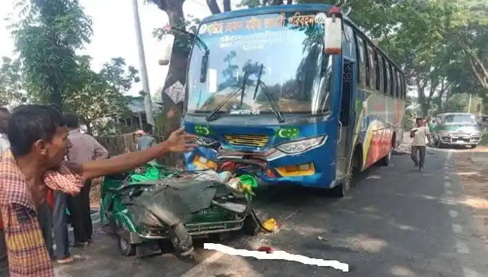 চট্টগ্রামে বাস ও সিএনজির মুখোমুখি সংঘর্ষের ছবি. Channel i News - চ্যানেল আই নিউজ
