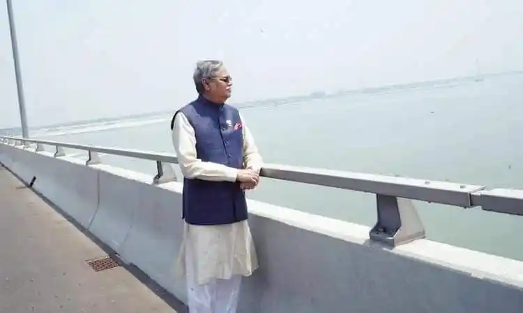 প্রধানমন্ত্রী বঙ্গবন্ধুর সমাধিস্থল পরিদর্শন করছেন, শান্ত ও স্মৃতিচারণমূলক দৃশ্য. Channel i News - চ্যানেল আই নিউজ