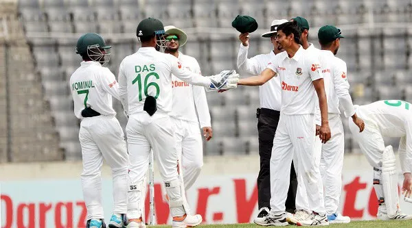 বাংলাদেশ ক্রিকেট দলের খেলোয়াড়রা জয় উদযাপন করছে. Channel i News - চ্যানেল আই নিউজ