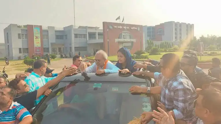 নেতারা গাড়ির ওপর দাঁড়িয়ে আলোচনা করছেন. Channel i News - চ্যানেল আই নিউজ