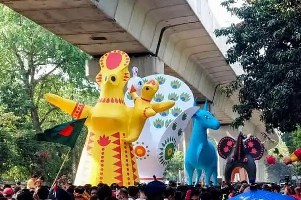 বর্ণাঢ্য মঙ্গল শোভাযাত্রার প্রতিমা ও মানুষজনের সমাবেশ. Channel i News - চ্যানেল আই নিউজ