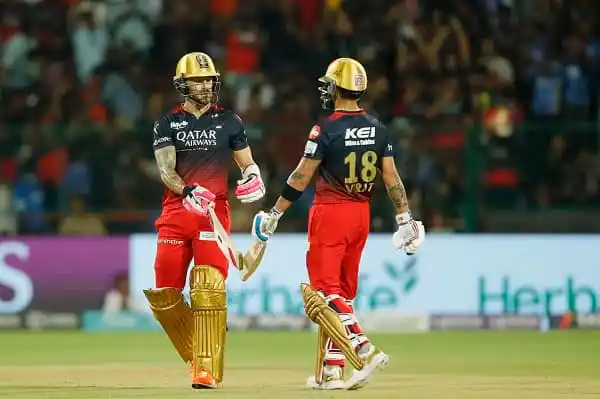 দুটি ক্রিকেটার মাঠে একে অপরের সাথে হ্যান্ডশেক করছে. Channel i News - চ্যানেল আই নিউজ