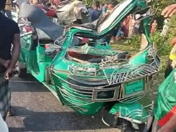 রামুতে ট্রাক ও অটোরিকশার মুখোমুখি সংঘর্ষের ছবি. Channel i News - চ্যানেল আই নিউজ