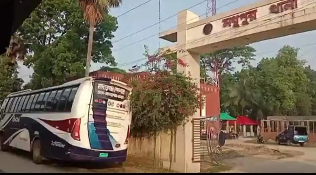 টাঙ্গাইলের মধুপুরে বাসের সঙ্গে সংঘর্ষে আহত ৭ যাত্রী. Channel i News - চ্যানেল আই নিউজ