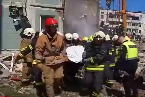 দুর্ঘটনাস্থলে উদ্ধারকর্মীরা কাজ করছে, ধ্বংসস্তূপের মধ্যে ধোঁয়া উড়ছে. Channel i News - চ্যানেল আই নিউজ