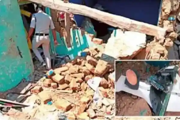 বিস্ফোরণের পর ধ্বংসস্তূপ ও উদ্ধারকর্মীরা কাজ করছে. Channel i News - চ্যানেল আই নিউজ