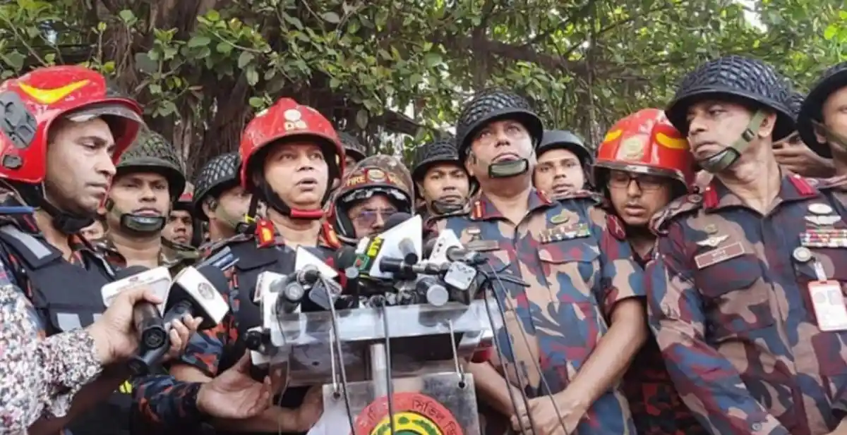 বাংলাদেশের পুলিশ ও র্যাব সদস্যরা সংবাদ সম্মেলনে অংশগ্রহণ করছে. Channel i News - চ্যানেল আই নিউজ