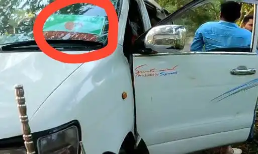 চ্যানেল আইয়ের নকল স্টিকার লাগানো মাইক্রোবাসের ছবি।. Channel i News - চ্যানেল আই নিউজ