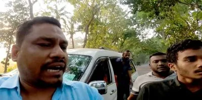 চোর চক্রের সদস্যরা মাইক্রোবাসে চ্যানেল আইয়ের নকল স্টিকার লাগিয়ে ছিনতাই করছে. Channel i News - চ্যানেল আই নিউজ