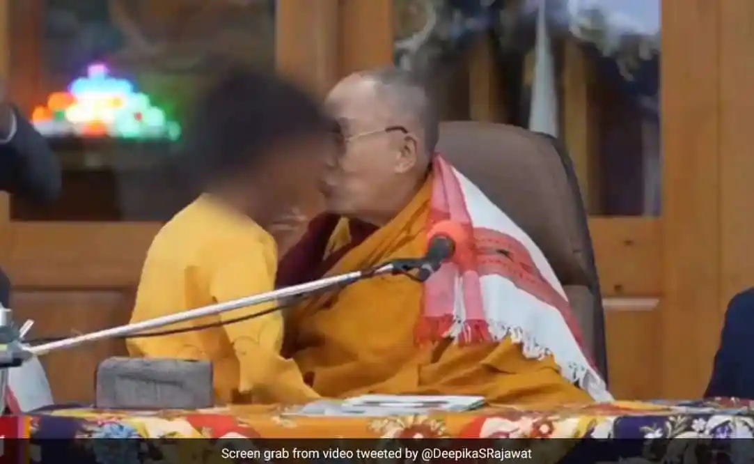 শ্রদ্ধা জানাতে আসা শিশুর সাথে দালাই লামার আপত্তিকর পরিস্থিতি. Channel i News - চ্যানেল আই নিউজ
