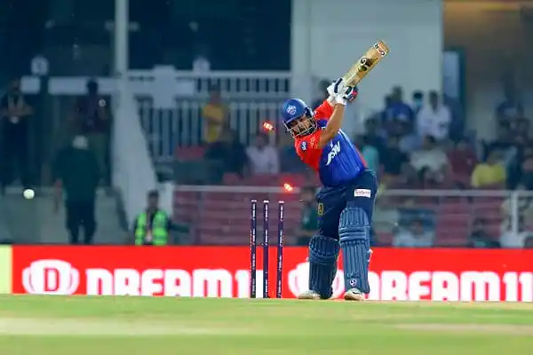 ক্রিকেট খেলোয়াড় মোস্তাফিজের না খেলা ম্যাচে ব্যাটিং করছেন একজন খেলোয়াড়. Channel i News - চ্যানেল আই নিউজ