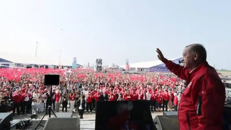 এরদোগান জনসমুদ্রে ভাষণ দিচ্ছেন, হাজার হাজার সমর্থক উপস্থিত. Channel i News - চ্যানেল আই নিউজ