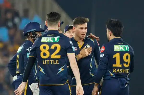 গুজরাট টাইটান্সের ক্রিকেটাররা ম্যাচের মধ্যে আলোচনা করছে. Channel i News - চ্যানেল আই নিউজ