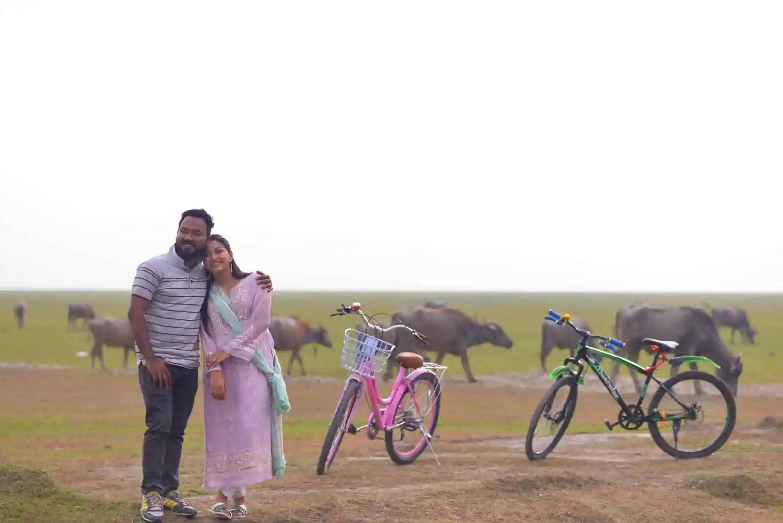 প্রকৃতি ও বাইসাইকেল প্রেমের ছবি, দুইজন মানুষ ও বাইসাইকেল সহ. Channel i News - চ্যানেল আই নিউজ