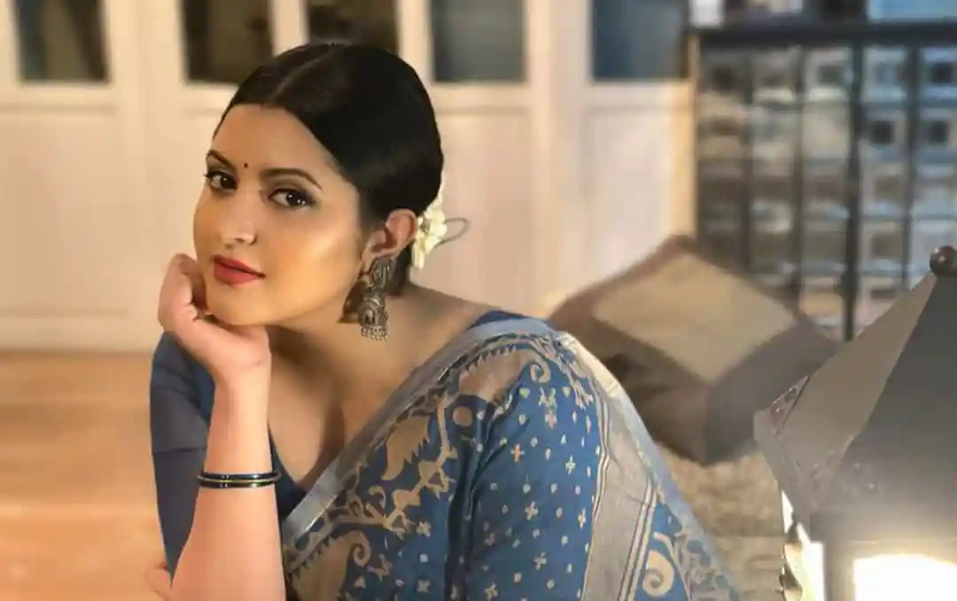 পরীমনি সুন্দর পোশাক পরা, ক্যামেরার দিকে তাকানো ছবি. Channel i News - চ্যানেল আই নিউজ
