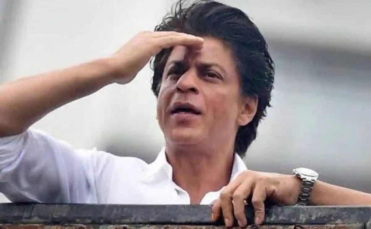 শাহরুখ খান উঁচুতে দাঁড়িয়ে হাত দিয়ে চোখের ছায়া দিচ্ছেন. Channel i News - চ্যানেল আই নিউজ