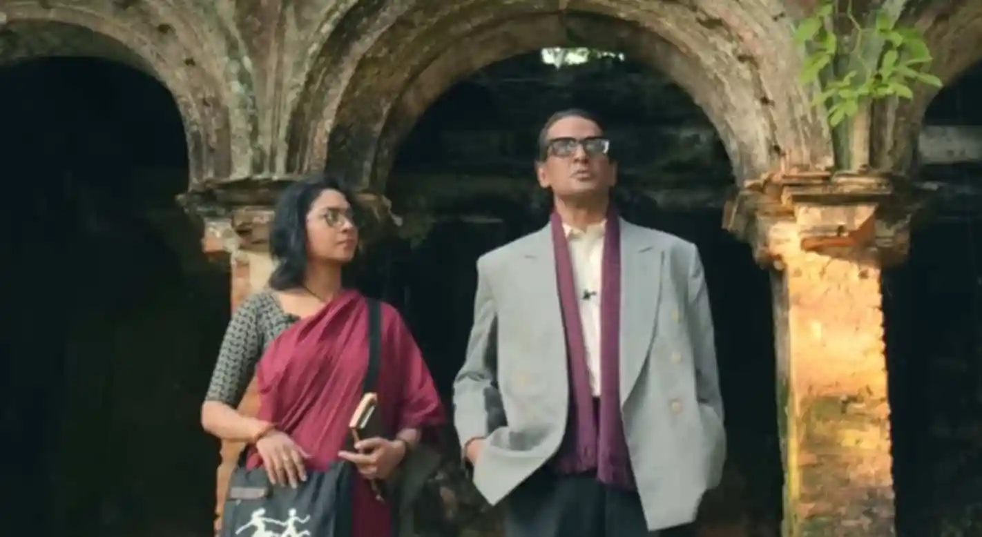 দুটি মানুষ পুরানো স্থাপনার সামনে দাঁড়িয়ে আছেন. Channel i News - চ্যানেল আই নিউজ