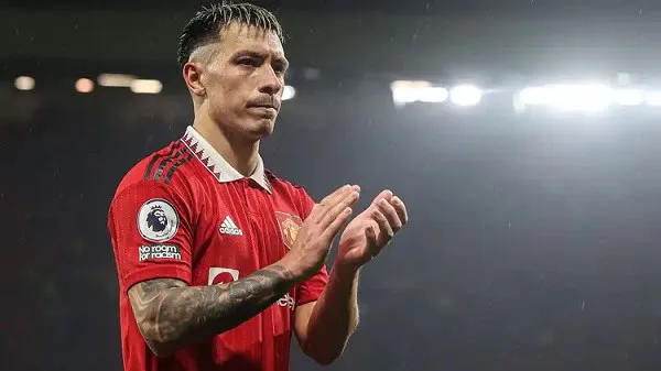 Manchester United ফুটবলার মাঠে দাঁড়িয়ে মনোযোগীভাবে দেখছেন. Channel i News - চ্যানেল আই নিউজ