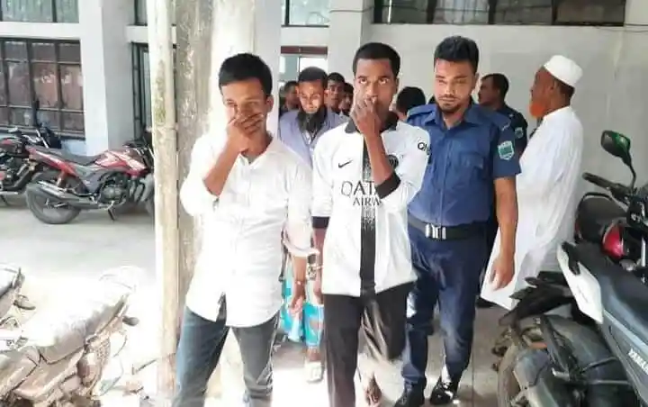 আদালত থেকে আসামিরা বের হচ্ছেন, পুলিশ ও আইনশৃঙ্খলা বাহিনী উপস্থিত. Channel i News - চ্যানেল আই নিউজ