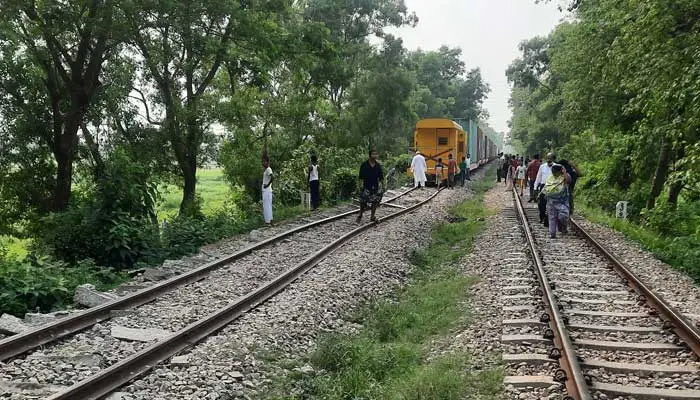 ব্রাহ্মণবাড়িয়ায় ট্রেনের পাশে মানুষজন ও ট্রেনের ছবি. Channel i News - চ্যানেল আই নিউজ