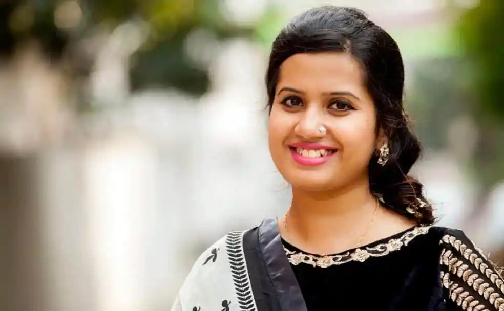 স্মার্ট নারী সাংবাদিক হাস্যোজ্জ্বল মুখের ছবি. Channel i News - চ্যানেল আই নিউজ