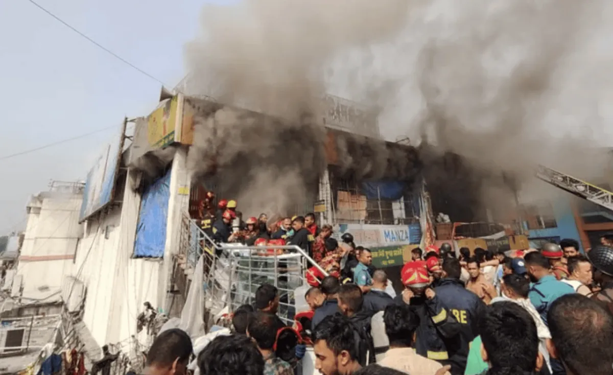 নিউ সুপার মার্কেটের আগুনে ধোঁয়া ও অগ্নিকাণ্ডের দৃশ্য. Channel i News - চ্যানেল আই নিউজ