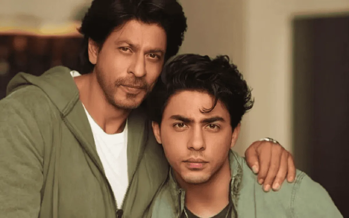 দুই পুরুষের ছবি, একজনের হাত অন্যজনের কাঁধে, বন্ধুত্বপূর্ণ মুহূর্ত. Channel i News - চ্যানেল আই নিউজ