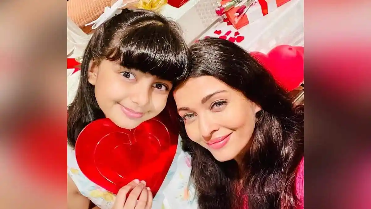 দুটি নারী ও শিশু হাসিমুখে ছবি, হৃদয় আকৃতির উপহার ধরে. Channel i News - চ্যানেল আই নিউজ