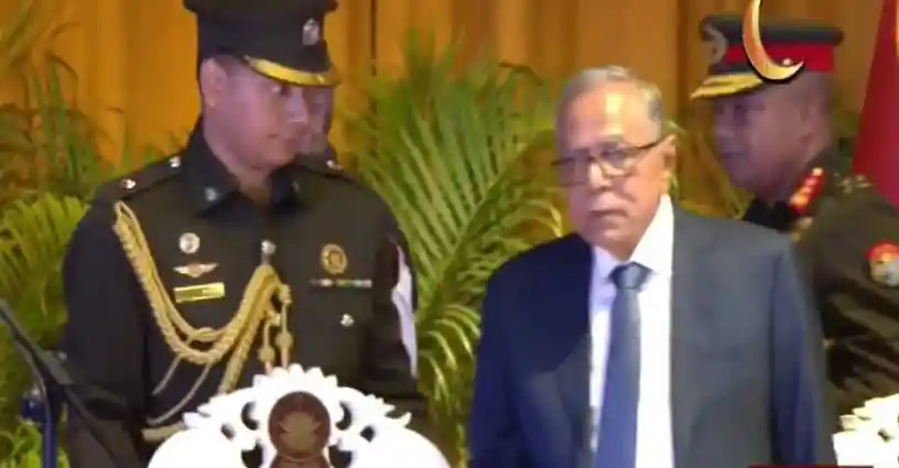 বৈঠকে উপস্থিত রাষ্ট্রপতি ও সেনা কর্মকর্তাদের ছবি।. Channel i News - চ্যানেল আই নিউজ