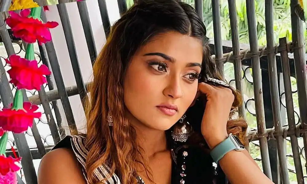 ভোজপুরী নায়িকা আকাঙ্খা সুন্দর সাজে, পেছনে গাছের পাতা ও ঝর্ণা. Channel i News - চ্যানেল আই নিউজ