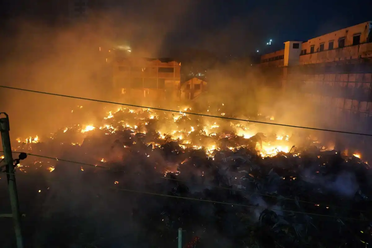 বঙ্গবাজারের এনেক্স টাওয়ারে ভয়াবহ অগ্নিকাণ্ডের দৃশ্য।. Channel i News - চ্যানেল আই নিউজ