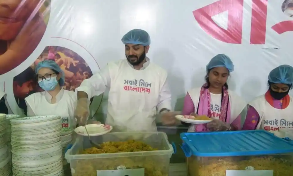 নায়ক বাপ্পী ইফতার বিতরণে অংশগ্রহণ করছেন, পথশিশু ও দিনমজুরদের জন্য. Channel i News - চ্যানেল আই নিউজ