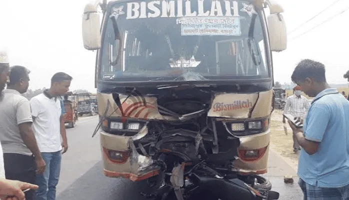 বাসের সাথে মোটরসাইকেলের সংঘর্ষের দৃশ্য, আহতদের পাশে লোকজন. Channel i News - চ্যানেল আই নিউজ