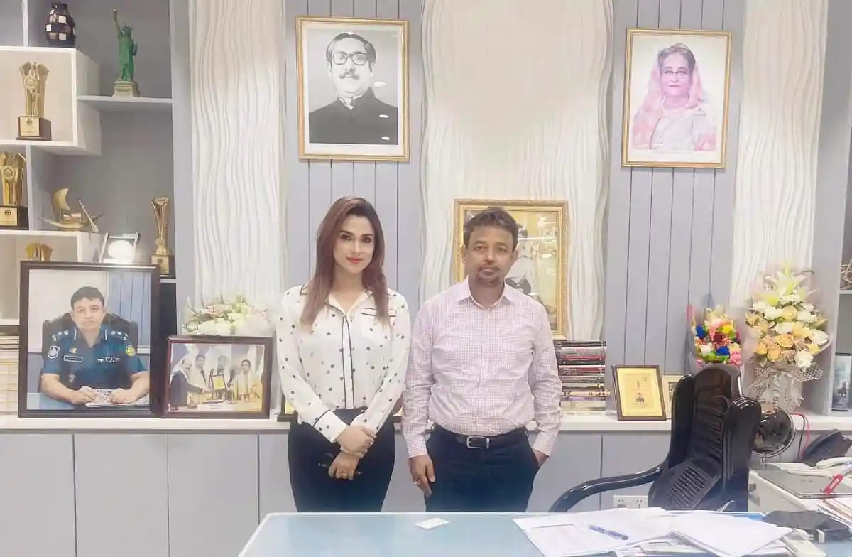 নায়িকা ববি ডিবি প্রধানের সঙ্গে সাক্ষাৎকারে, ছবি তোলা অফিসে।. Channel i News - চ্যানেল আই নিউজ