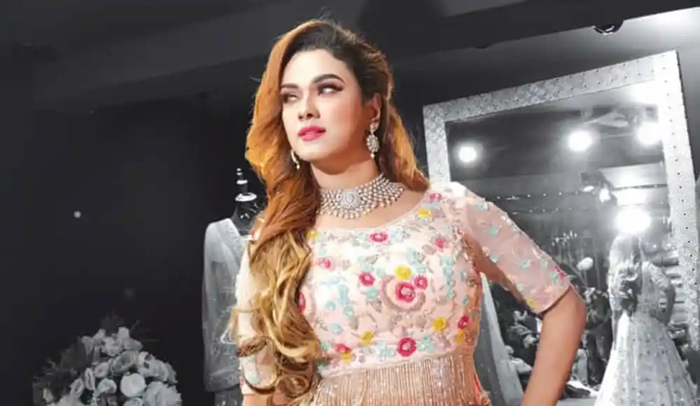 চিত্রনায়িকা ববি লাল পোশাক পরা, সুন্দর সাজে, পোজ দিচ্ছেন. Channel i News - চ্যানেল আই নিউজ