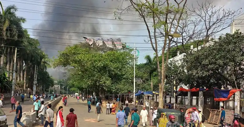 বঙ্গবাজারের আশেপাশের এলাকা, যান চলাচল বন্ধ, ধোঁয়া ও আতঙ্ক. Channel i News - চ্যানেল আই নিউজ